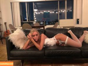 Naomi Woods photo #0313