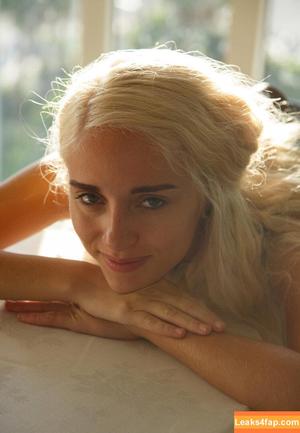 Naomi Woods фото #0728