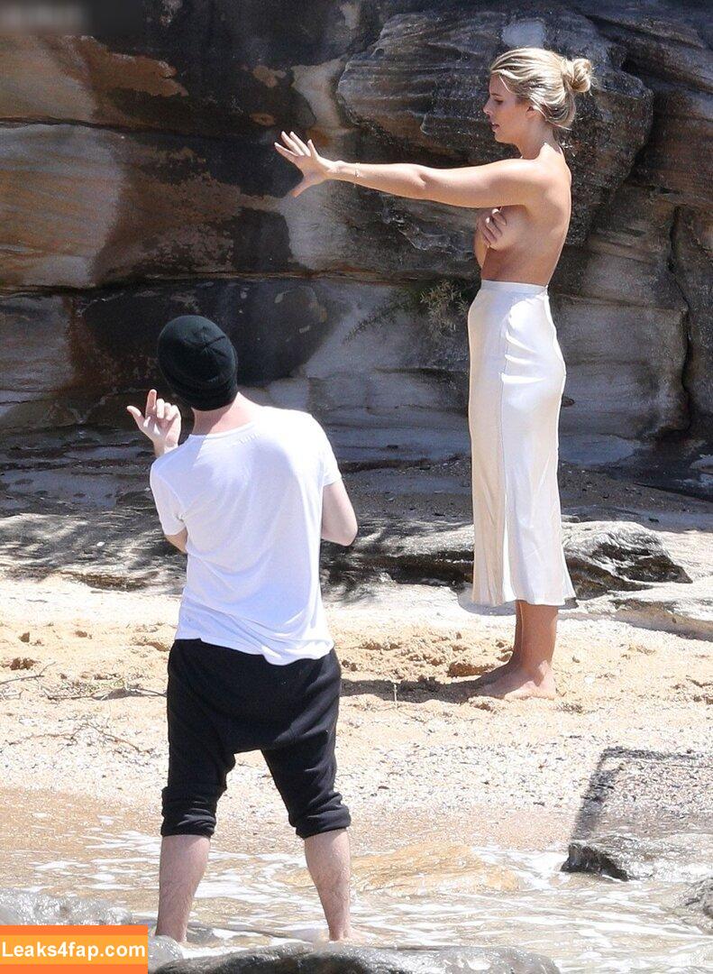 Natasha Oakley / tashoakley leaked photo photo #0239