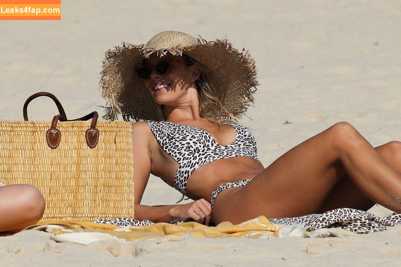 Natasha Oakley / tashoakley leaked photo photo #0292