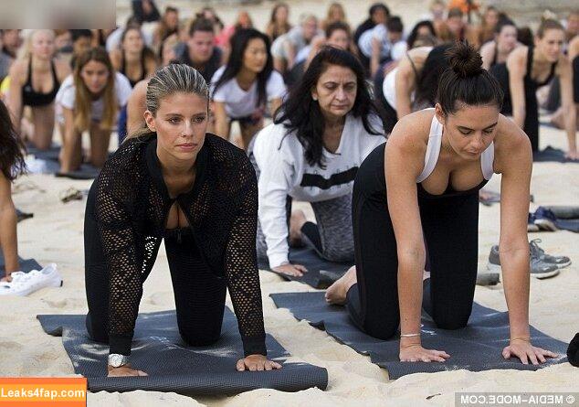 Natasha Oakley / tashoakley leaked photo photo #0520