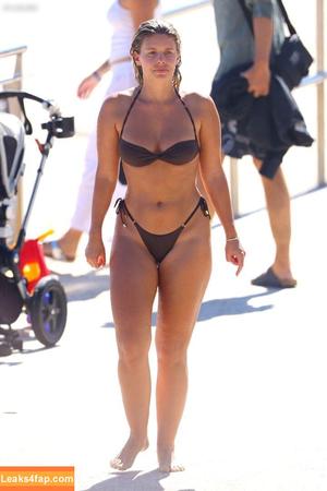 Natasha Oakley photo #0209