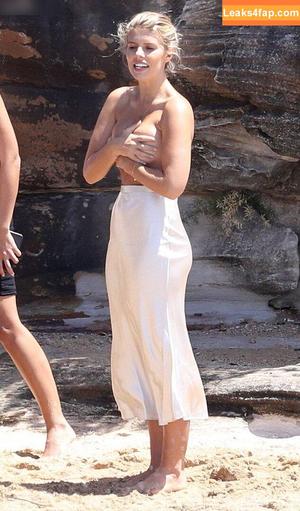 Natasha Oakley photo #0243