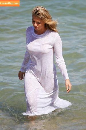 Natasha Oakley photo #0259