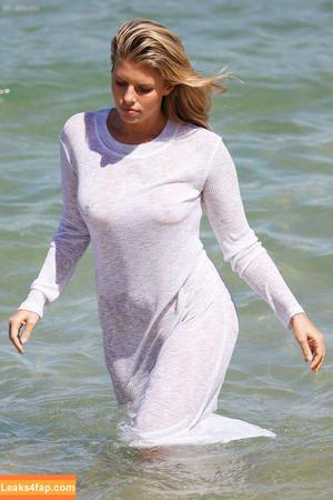 Natasha Oakley photo #0264