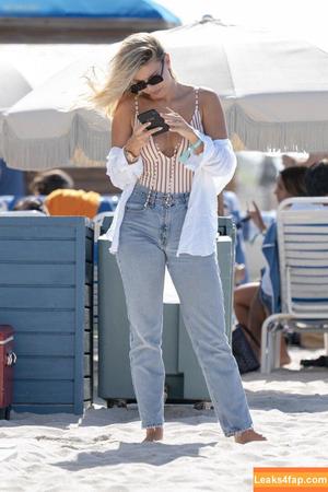 Natasha Oakley photo #0574