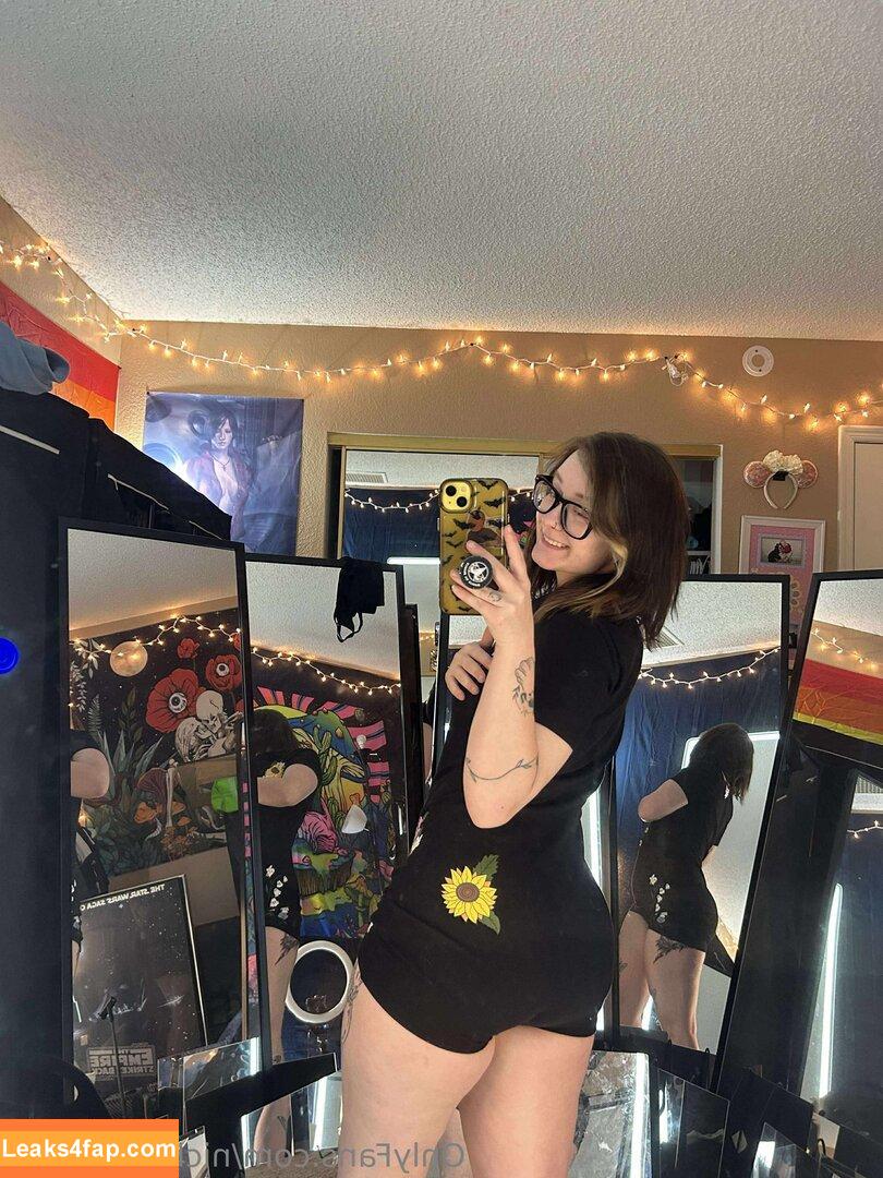 nichole_manic / nichole_is_manic leaked photo photo #0093