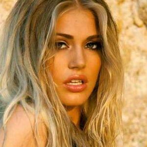 Nicole Neal photo #0002