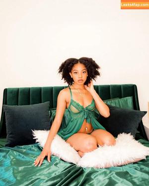 Nicole Saunders photo #0003