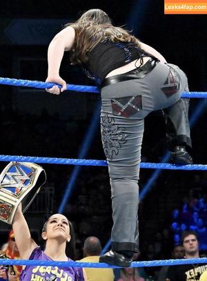 Nikki Cross photo #0057