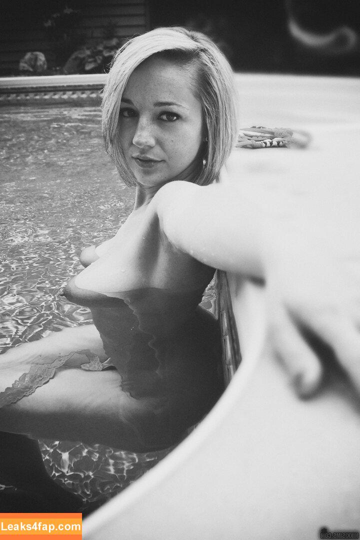 Nikki Sims / NextDoorNikki / https: / nikki.sims.official слитое фото фото #0218