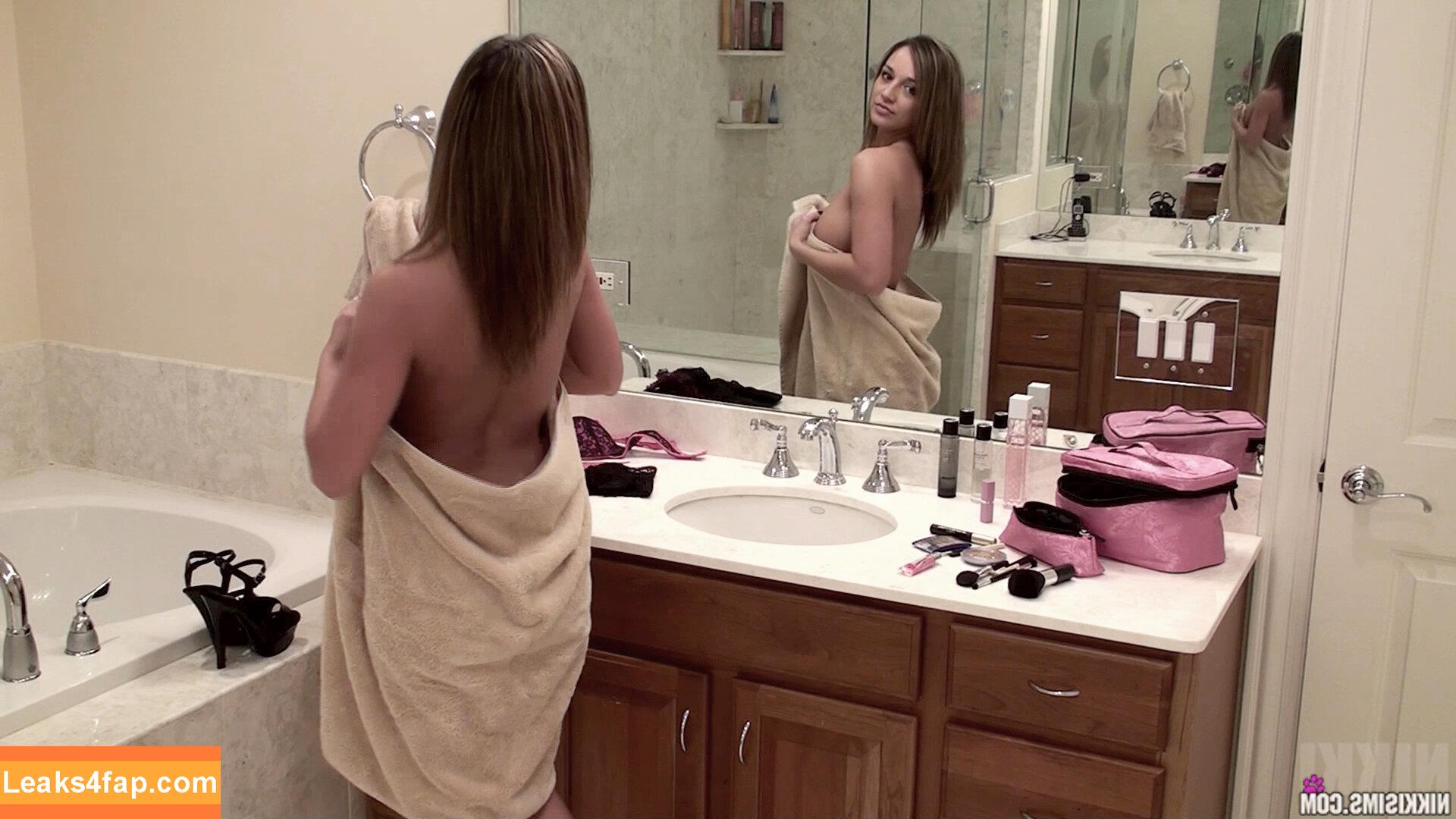 Nikki Sims / NextDoorNikki / https: / nikki.sims.official слитое фото фото #0286