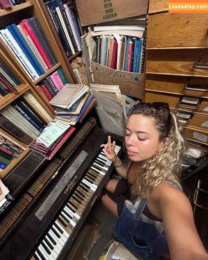 Nilufer Yanya photo #0003