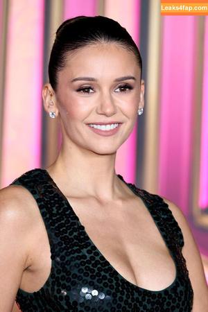 Nina Dobrev фото #1565