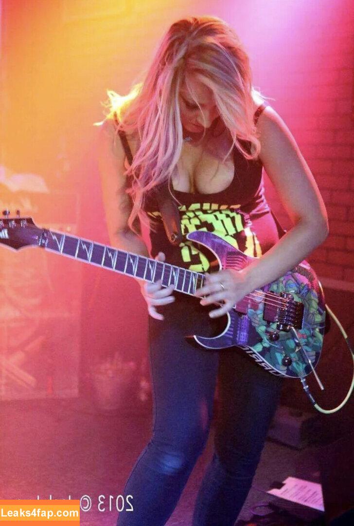 Nita Strauss / hurricanenita leaked photo photo #0006