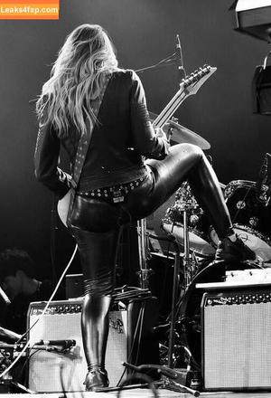 Nita Strauss photo #0019