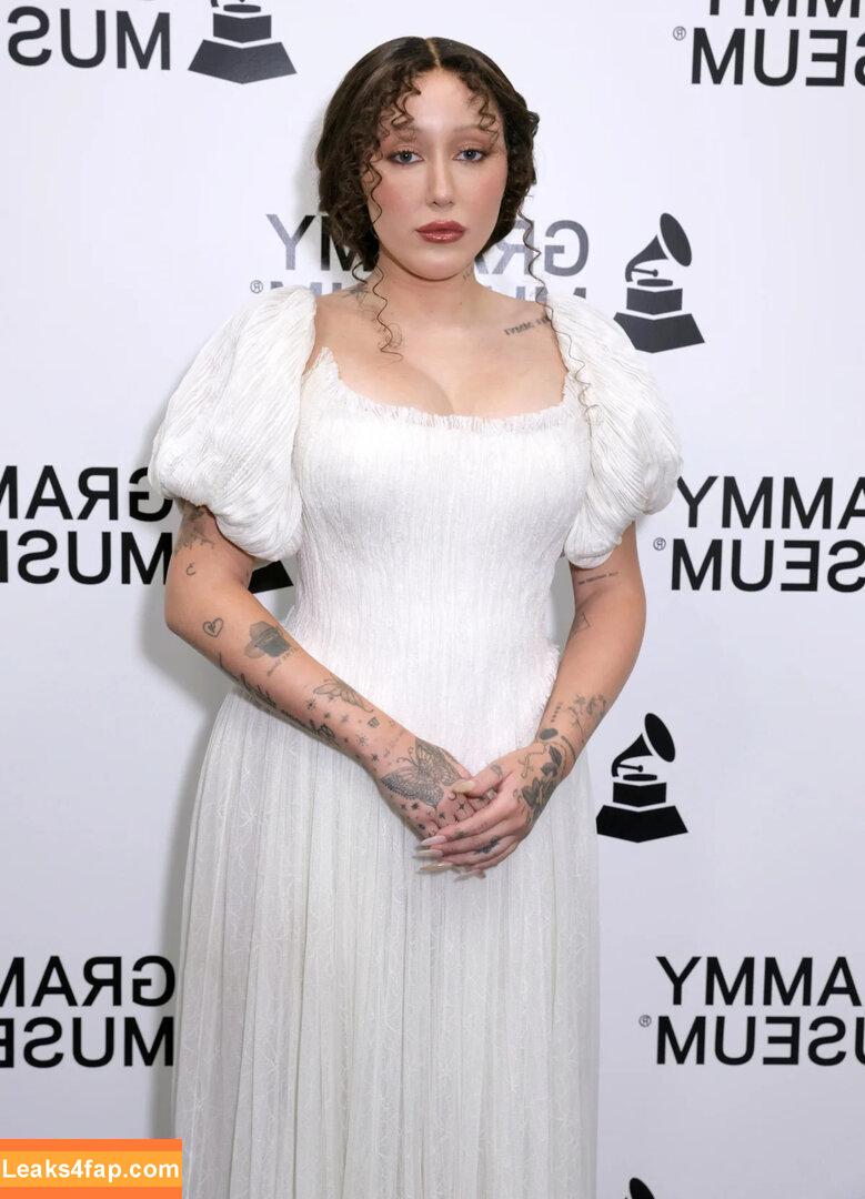 noahcyrus /  слитое фото фото #0022