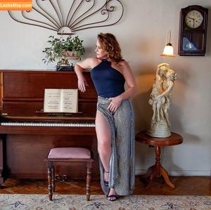 Nubia Oliver photo #0280