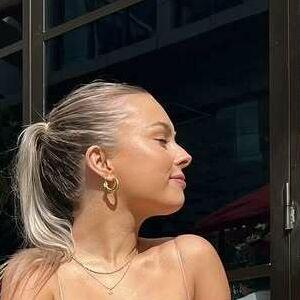 Olivia Hollands photo #0026