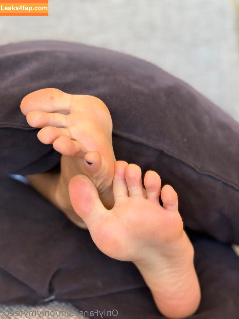 onlymyfeetx /  leaked photo photo #0004