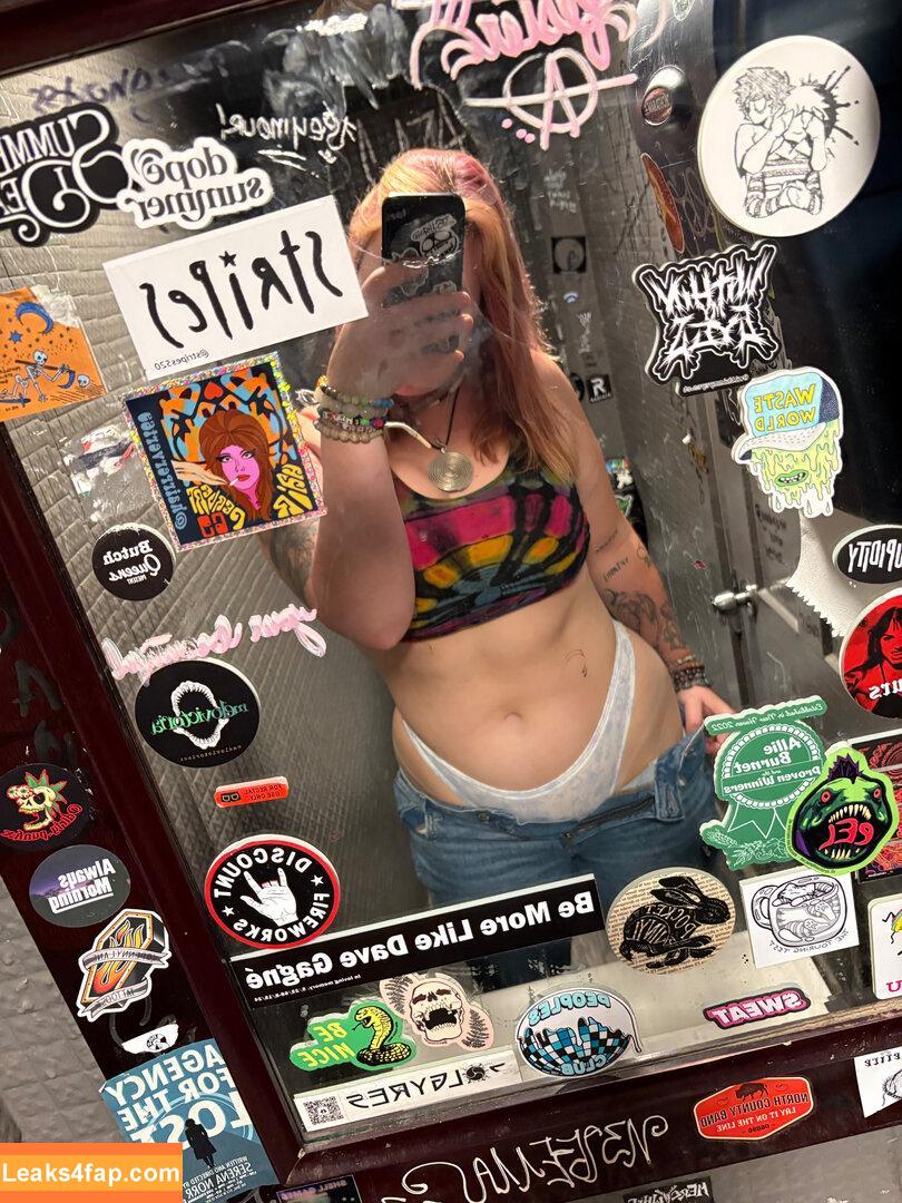 OrganicLiv / livihippie0.0 / organiclive_ leaked photo photo #0001