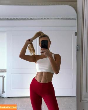 Pamela Reif photo #0428