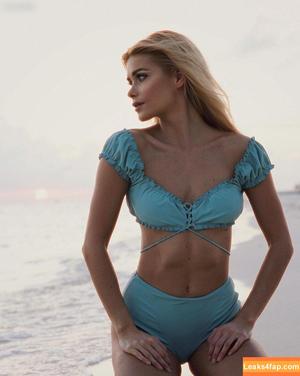 Pamela Reif photo #0458