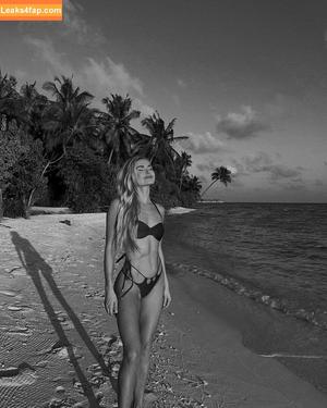 Pamela Reif photo #0477
