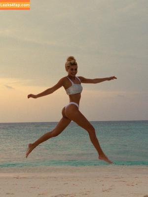 Pamela Reif photo #1110