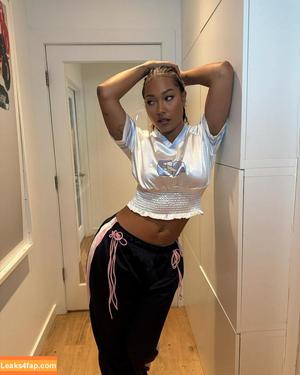 Parker McKenna Posey фото #0267