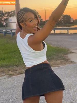 Parker McKenna Posey фото #0314