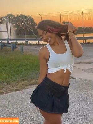 Parker McKenna Posey фото #0315