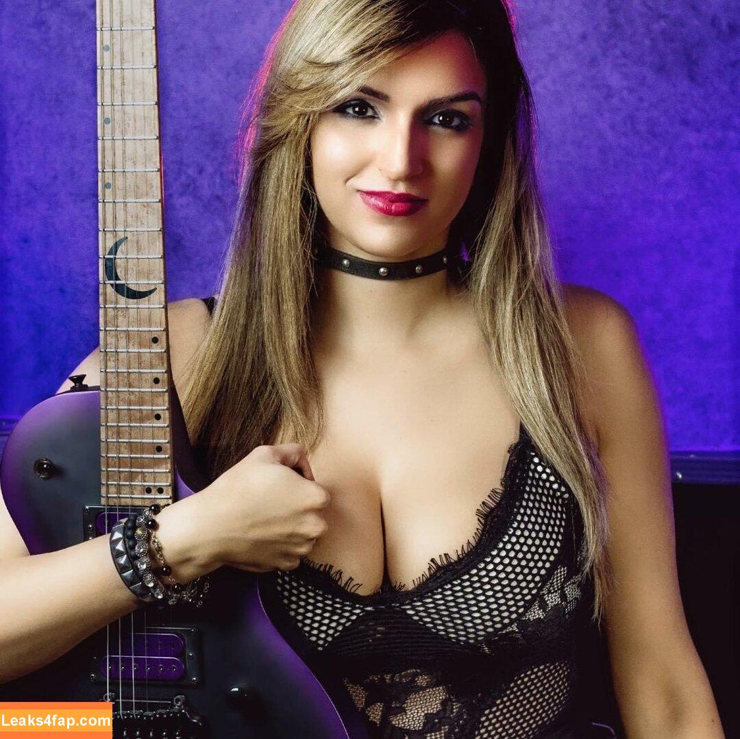 Paula Carregosa / Brazilian Guitarist / paaulaa19 / paulacarregosaoficial слитое фото фото #0005