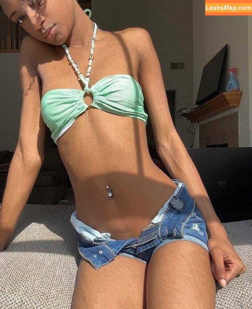 petite_siren /  leaked photo photo #0011