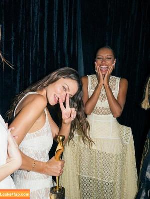 Phoebe Tonkin photo #0439