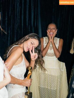 Phoebe Tonkin photo #0451