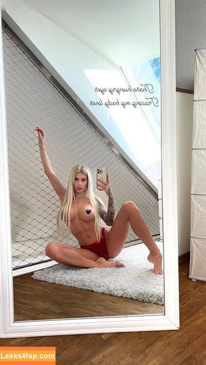 Princess Léonie Alwine photo #0010