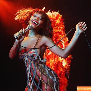 Quenlin Blackwell photo #0218