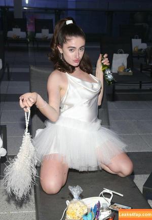 Rachel Anne Sennott фото #0018