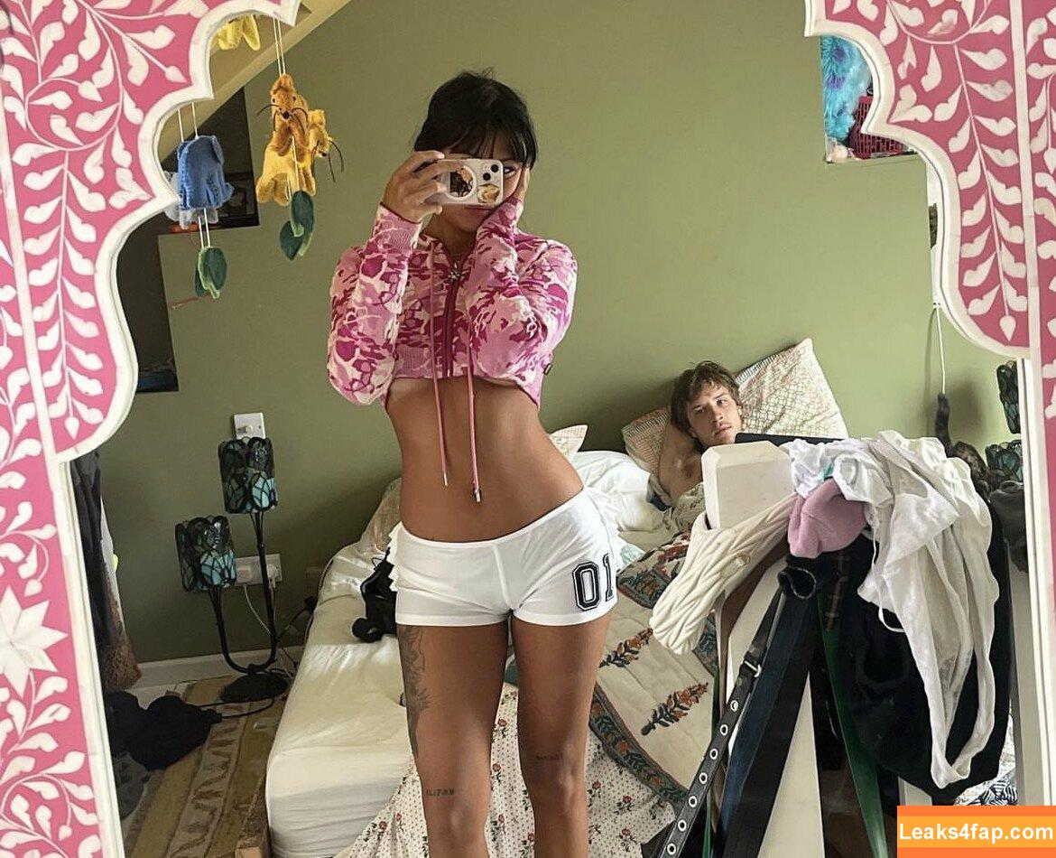Radvxz / Beabadoobee leaked photo photo #0172