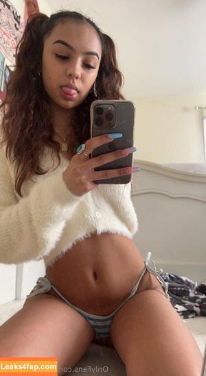 realselenarae photo #0036