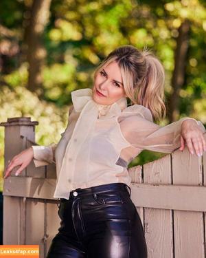 Renee Paquette photo #0045