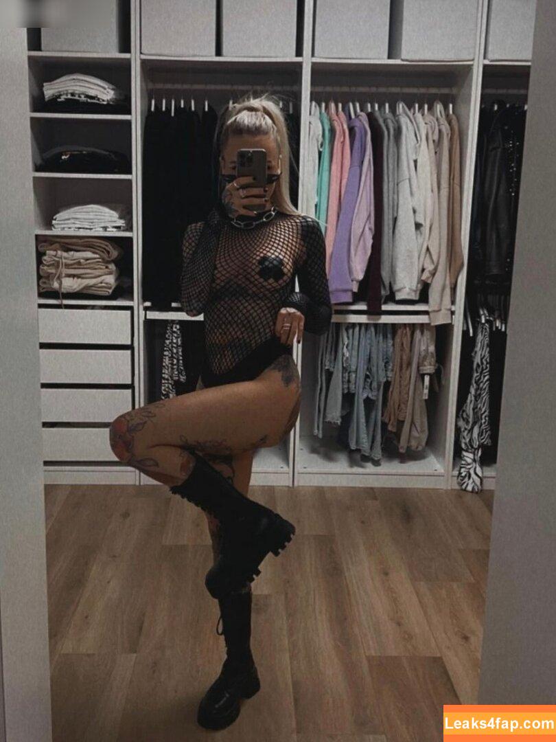 Request: carina_mthrfckr / buunnymia / carina_mthrfckr leaked photo photo #0001