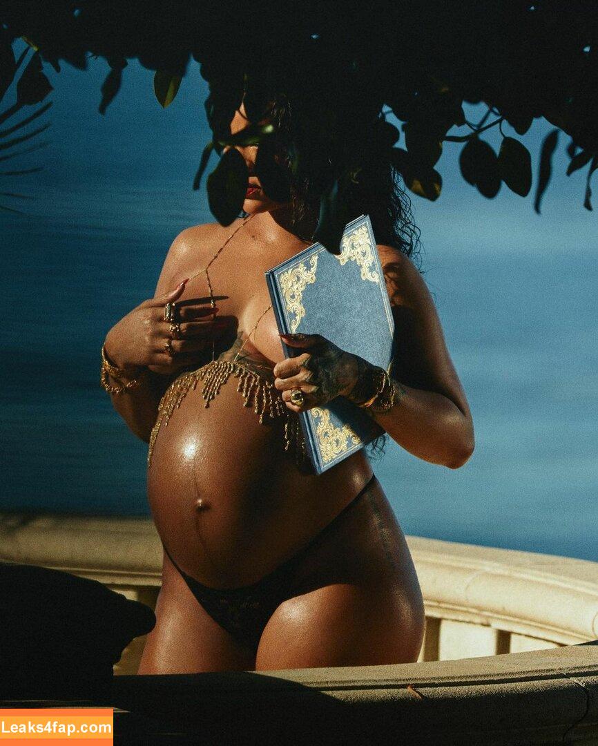 Rihanna / badgalriri leaked photo photo #0773