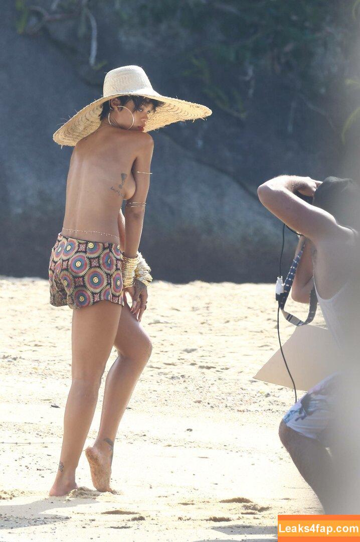 Rihanna / badgalriri leaked photo photo #0948