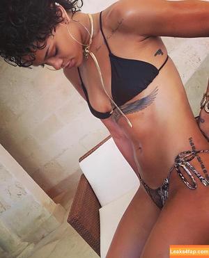 Rihanna photo #0413