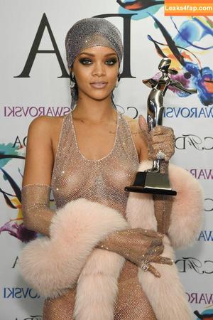 Rihanna photo #0990