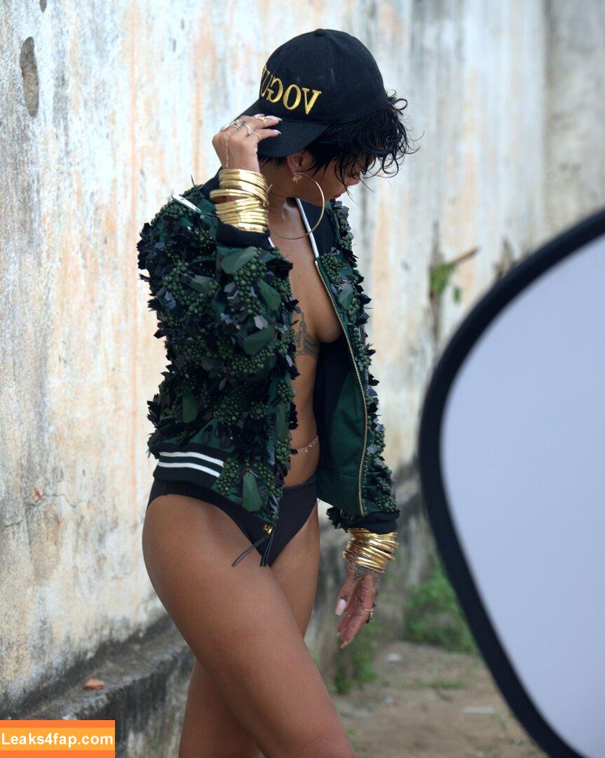 Rihanna / badgalriri leaked photo photo #1049