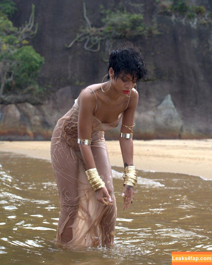 Rihanna / badgalriri leaked photo photo #1067