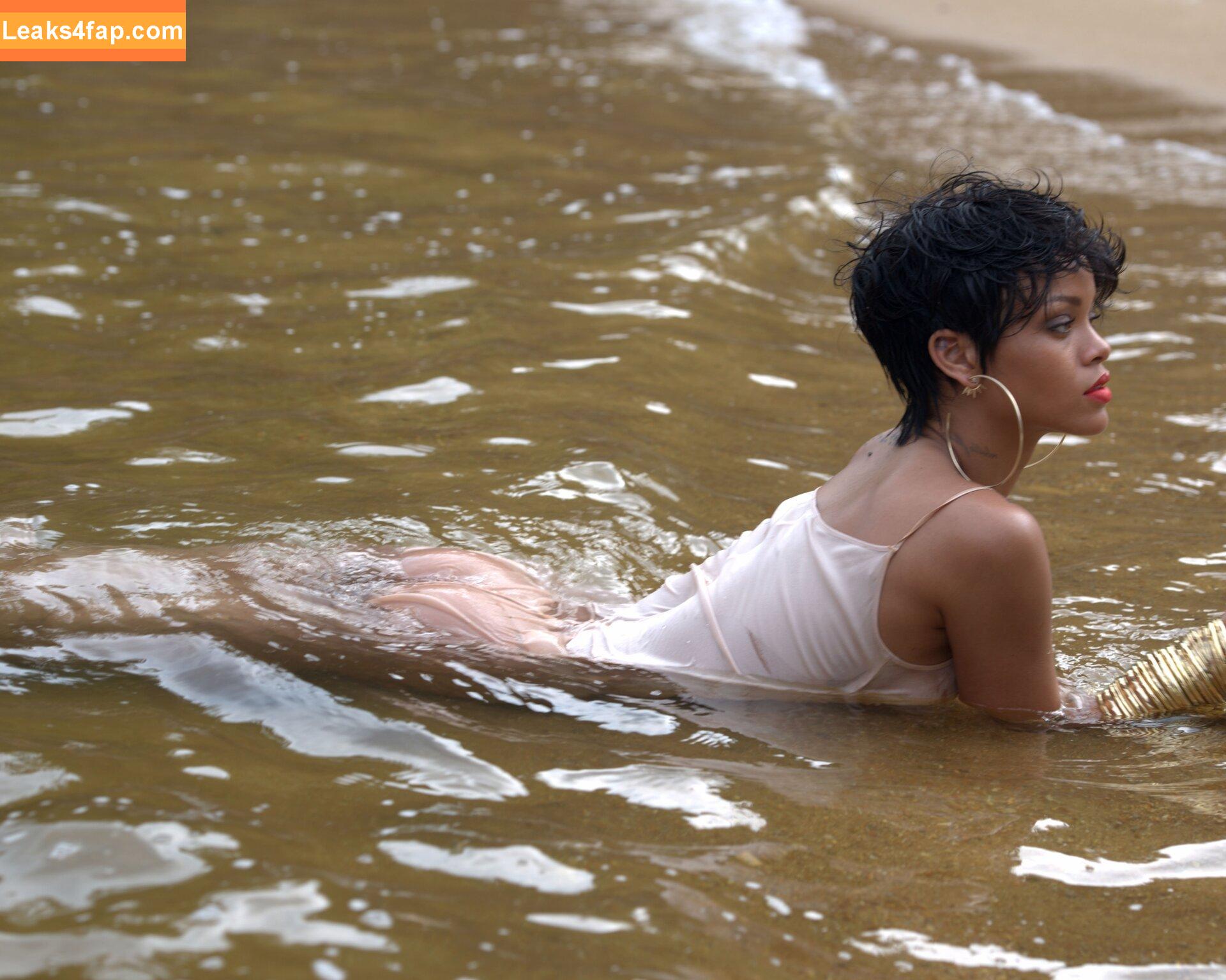 Rihanna / badgalriri leaked photo photo #1069